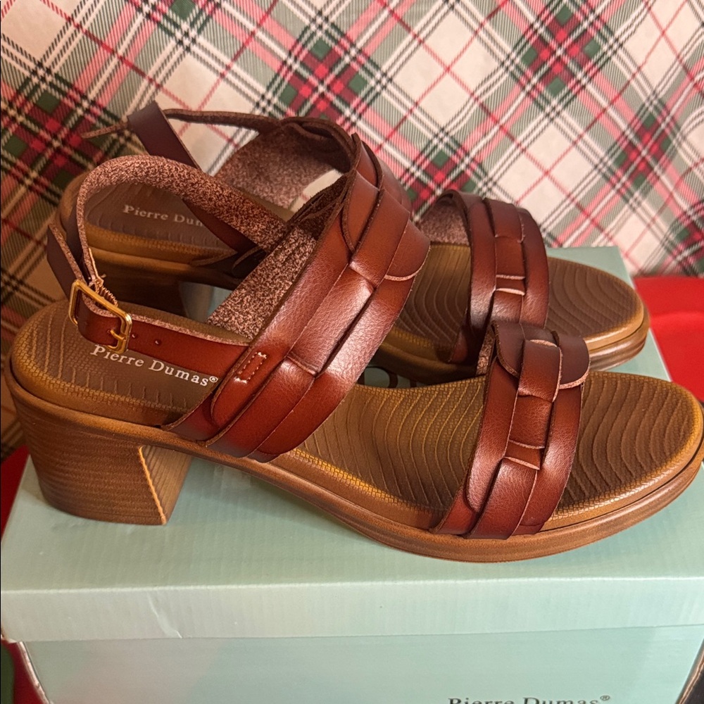 Pierre Dumas Women's Tan Woven Sandals - Picture 3 of 7